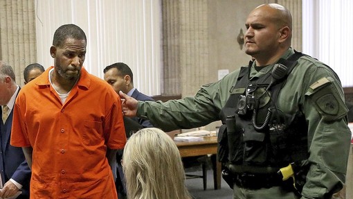 Nekdanjemu R&B zvezdniku R. Kellyju sodišče zaradi zlorab izreklo visoko kazen