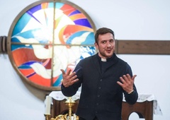 VIDEO: Ko nekaj ali nekdo zagode največjemu šaljivcu med župniki ...