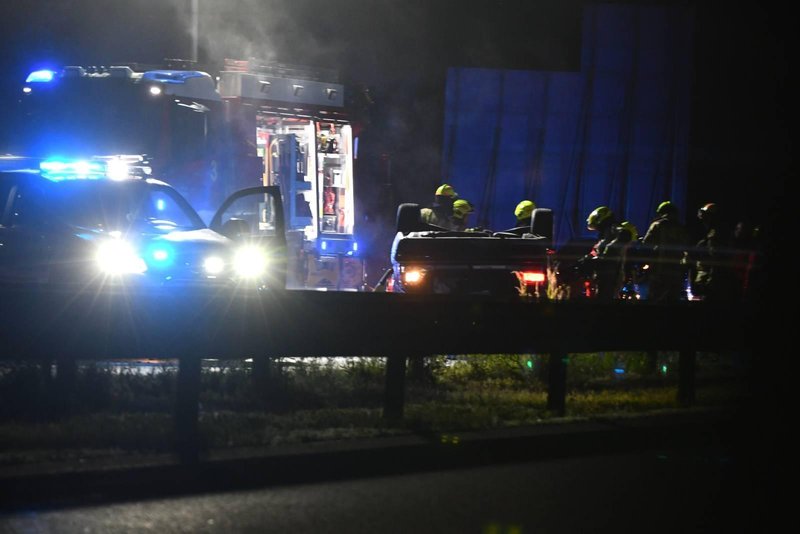 V nesreči sta bila udeležena dva avtomobila, ki sta vozila v nasprotno smer, a vozili nista trčili.