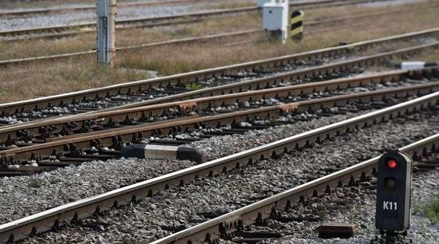 VIDEO: Ovadba za voznika avtobusa, ki je zapornico pred tračnicami odlomil, da bi jo umaknil s poti (foto: Bobo)
