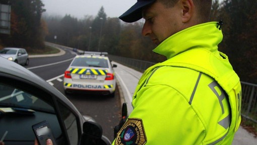 Policisti na cesti ustavili alkoholizirano družino, sledile so grožnje
