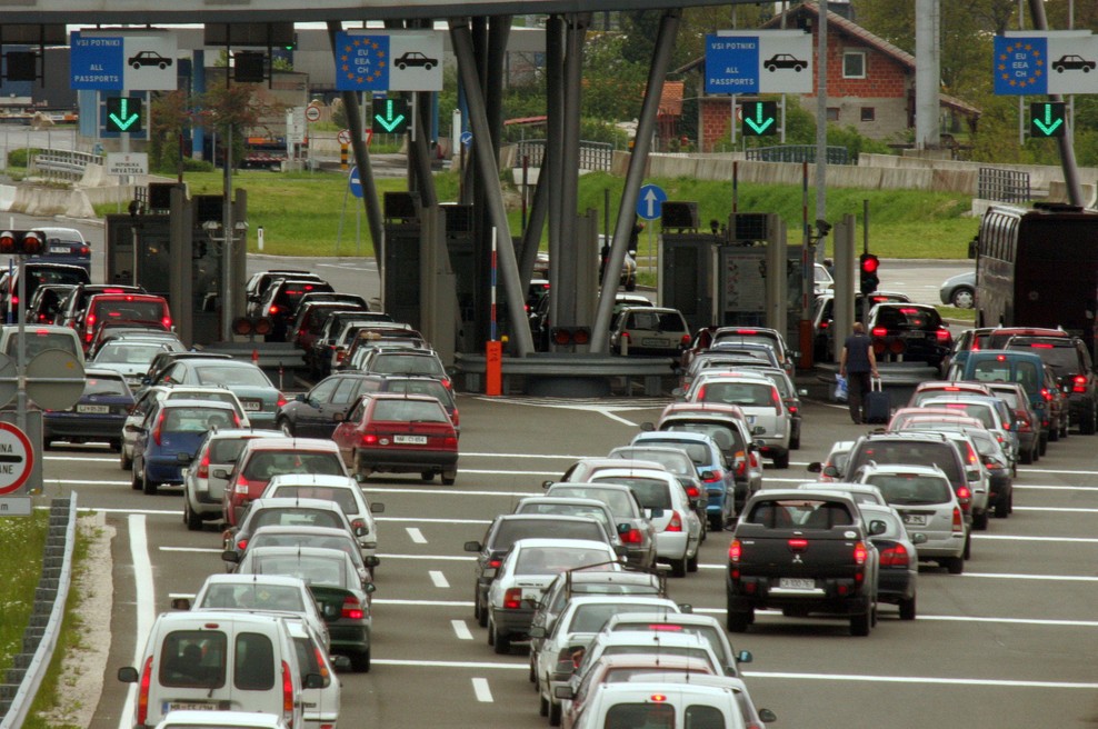 Ne odpravljajte se na pot, če ni nujno: dolge čakalne dobe in večkilometrski zastoj pred Karavankami (foto: Bobo)