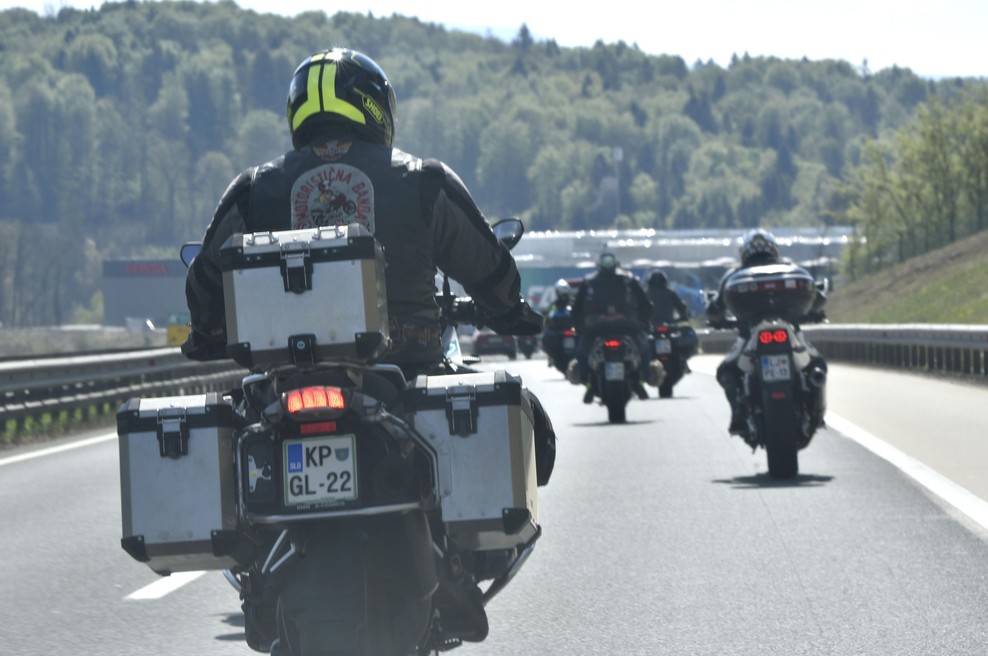 Lahko motoristi na mejnem prehodu prehitijo kolono? (foto: Bobo)