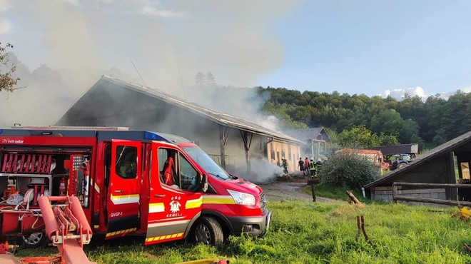 FOTO: Zagorela hlev in hiša, v kateri je bilo najmanj deset oseb (foto: Facebook PGD Krmelj)