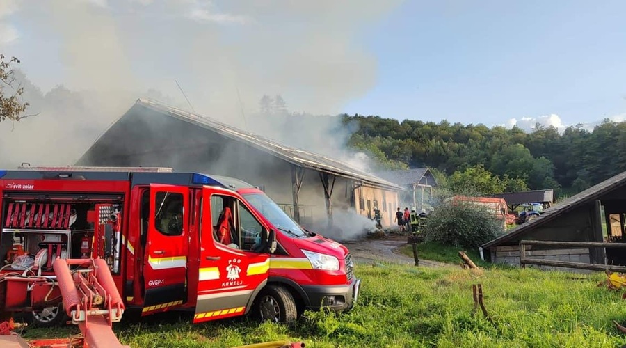 FOTO: Zagorela hlev in hiša, v kateri je bilo najmanj deset oseb (foto: Facebook PGD Krmelj)