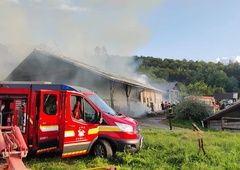 FOTO: Zagorela hlev in hiša, v kateri je bilo najmanj deset oseb