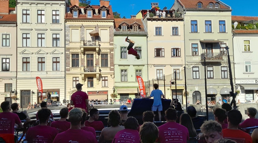 (VIDEO) Ste se tudi vi preizkusili v akrobacijah na največjem trampolinu na svetu? (foto: Pino Komloš)