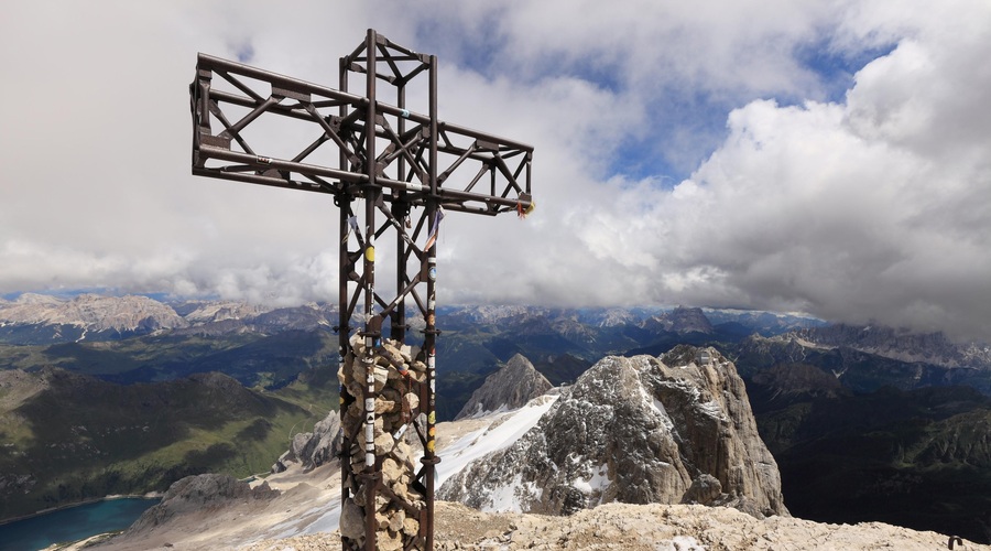 Tragična nesreča v gorah: odlomljeni ledenik terjal več življenj (foto: Profimedia)