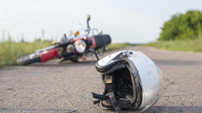 Motorist zaradi žuželke izgubil oblast nad motorjem in zdrsnil pod nasproti vozeče vozilo (foto: Dreamstime)