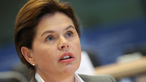 Nekdanja predsednica vlade Alenka Bratušek opozarja: oblikuje se oblast, ki je daleč od sredine