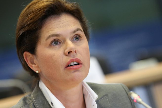 Nekdanja predsednica vlade Alenka Bratušek opozarja: oblikuje se oblast, ki je daleč od sredine