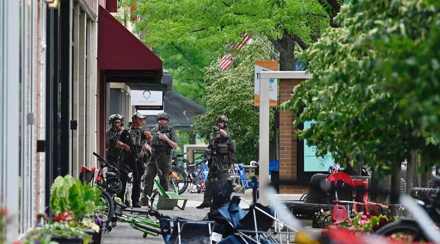 Na paradi odjeknili streli: koliko ljudi so pokopali pod sabo? (foto: Twitter Washington Post Photo)