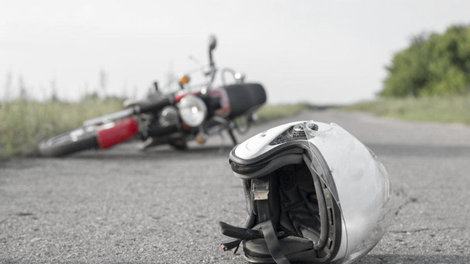 Huda prometna nesreča vzela življenje motorista