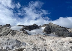 Iskalna akcija se nadaljuje: snežni plaz vzel več življenj