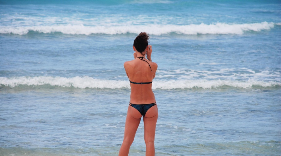 Kam smo prišli? Kozmetični salon nagrajuje, če na plaži fotografirate nepopolne ženske zadnjice (foto: Profimedia)