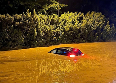 EKSKLUZIVNE fotografije: sredi prestolnice v vodi ujet avto