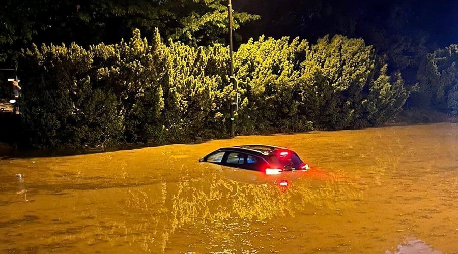 EKSKLUZIVNE fotografije: sredi prestolnice v vodi ujet avto (foto: Uredništvo)