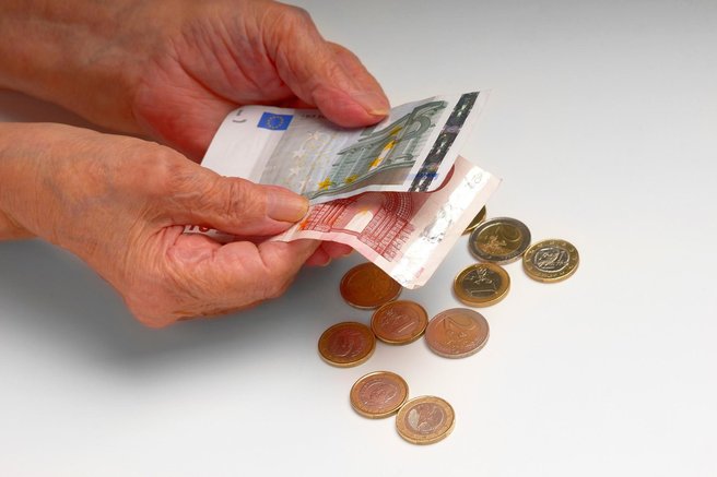 Upokojenci ogorčeni zaradi novega zakona, ki njihov letni dodatek zvišuje samo za nekaj evrov