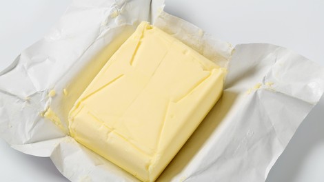 Kako hitro zmehčati maslo, ne da bi ga rezali na kocke, gnetli ali ribali? Obstaja trik, ki je nadvse praktičen in vzame samo minutko časa