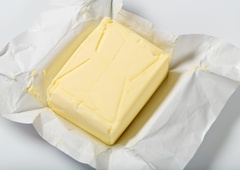 Kako hitro zmehčati maslo, ne da bi ga rezali na kocke, gnetli ali ribali? Obstaja trik, ki je nadvse praktičen in vzame samo minutko časa