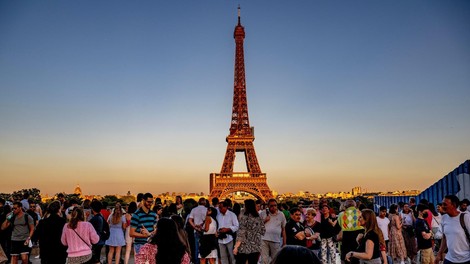 Ojoj! Eifflov stolp razpada pred očmi turistov