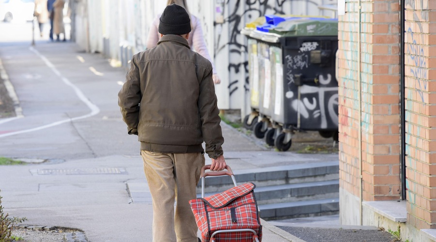 Upokojenci bodo decembra ostali praznih rok (foto: Bobo)