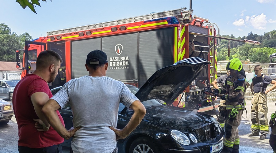 VIDEO in FOTO: v središču Ljubljane zagorelo v mercedesu (foto: Uredništvo)
