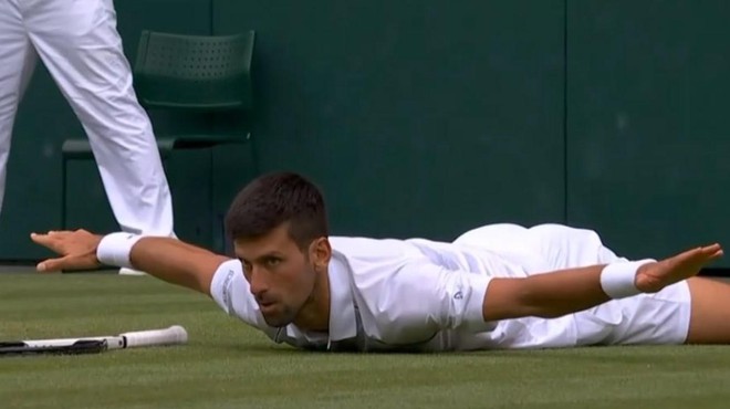 Skrivnostna snov: kaj je Đoković vdahnil med dvobojem v Wimbledonu? (foto: TwitterIMarie)