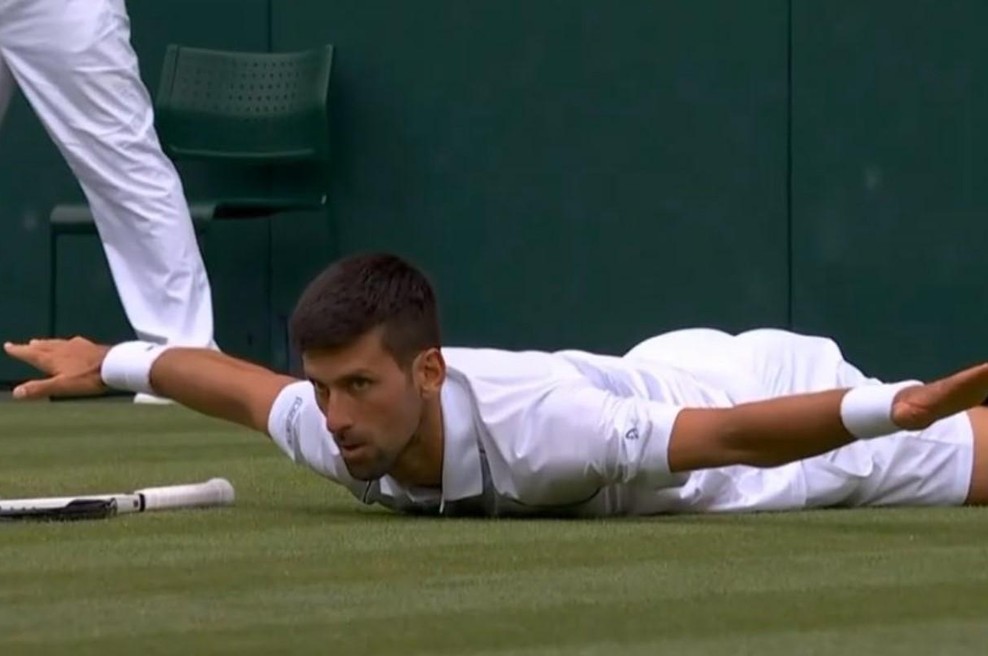 Skrivnostna snov: kaj je Đoković vdahnil med dvobojem v Wimbledonu? (foto: TwitterIMarie)