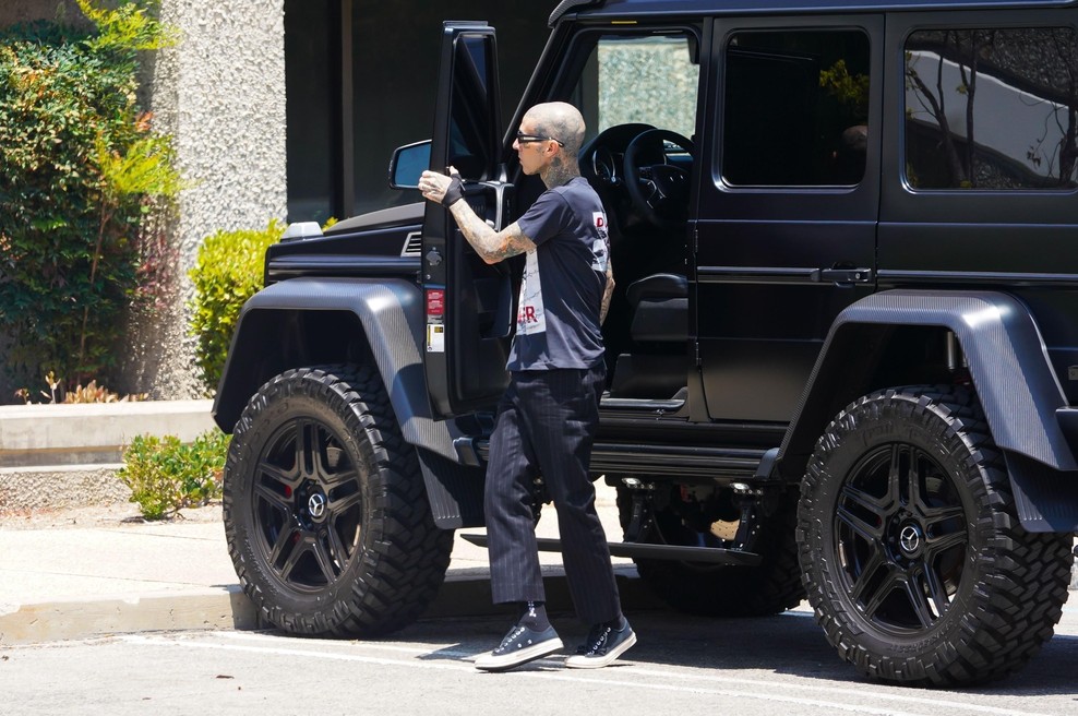 Travis Barker po vrnitvi iz bolnišnice ne počiva (foto: Profimedia)