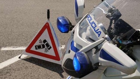 Med trčenjem dveh osebnih vozil se je izkazalo, da je en voznik vozil pijan, drugi pa ...