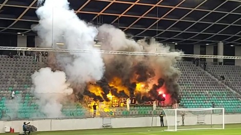 Navijači Green Dragons prekinili tekmo z močnimi eksplozijami