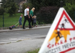 Na prehodu za pešce trčil v otroke in njihovo vzgojiteljico