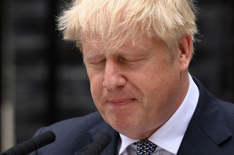 Kontroverzni nekdanji britanski premier oboževalcem za rokovanje in fotografiranje zaračunava (znesek ni majhen)