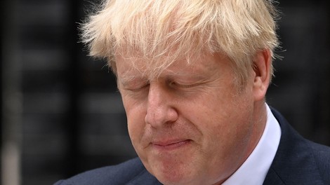 Preiskava pokazala, da je bil odziv britanske vlade na covid poln napak (minister se opravičuje)