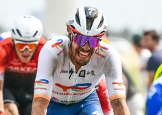 Srhljivo: kolesar na Touru zlomil vrat ob trku z gledalcem