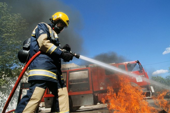 "Širi se proti Kurji vasi!" 60 gasilcev gasi požar na grajskem hribu v Celju, stanje je resno