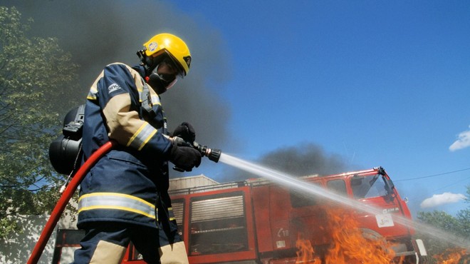 Požrtvovalnost se ne (s)plača: poklicni gasilci zaslužijo le par evrov več od minimalne plače (foto: Profimedia)