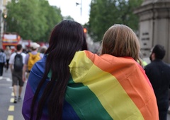 Ustavno sodišče sprejelo pomembno odločitev, ki istospolnim partnerjem omogoča TO