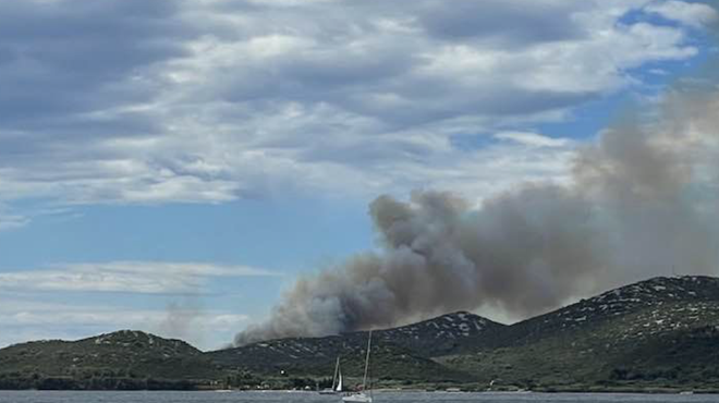Hrvaški otok gori! Zaradi močnega vetra se je razširil po širšem območju (foto: Facebook/Sebastjan Strašek)