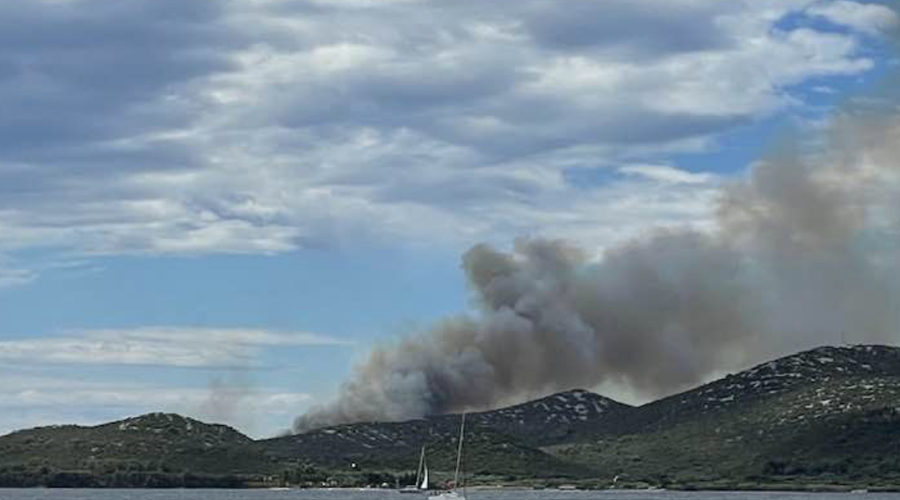 Hrvaški otok gori! Zaradi močnega vetra se je razširil po širšem območju (foto: Facebook/Sebastjan Strašek)