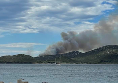 Hrvaški otok gori! Zaradi močnega vetra se je razširil po širšem območju