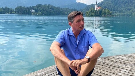 FOTO: Poglejte način, kako Borut Pahor lažje preživlja vroče dni v vroči pisarni