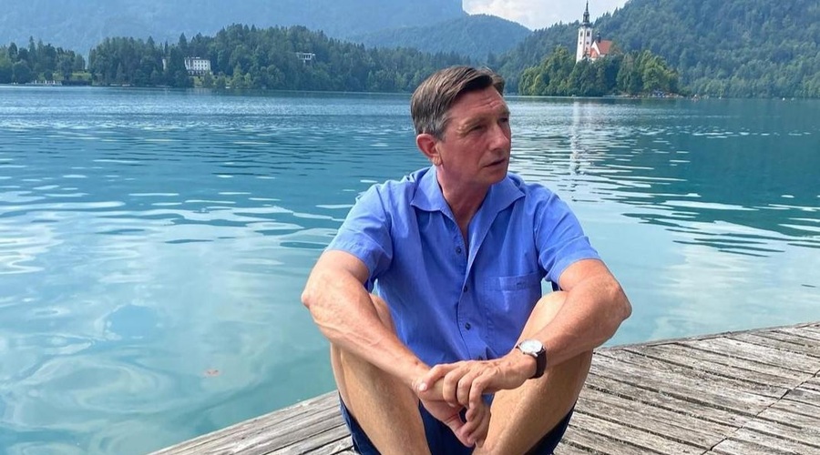 FOTO: Poglejte način, kako Borut Pahor lažje preživlja vroče dni v vroči pisarni (foto: Instagram/Borut Pahor)