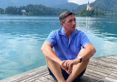 Borut Pahor kot Tadej Pogačar? Neučakano jo je "mahnil" do morja