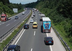 Vozniki, pozor! Na avtocesti proti Ljubljani je zagorelo vozilo