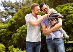 Kaj konkretno odločitev ustavnega sodišča prinaša v življenja istospolnih parov?