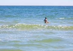 Izgubil se je v razburkanem morju in se kar 18 ur oklepal žoge