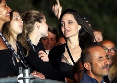 Angelina Jolie s hčerko ukradla šov na koncertu skupine Måneskin