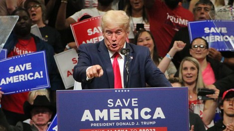 Trump se je na enem od svojih zborovanj spravil na Elona Muska